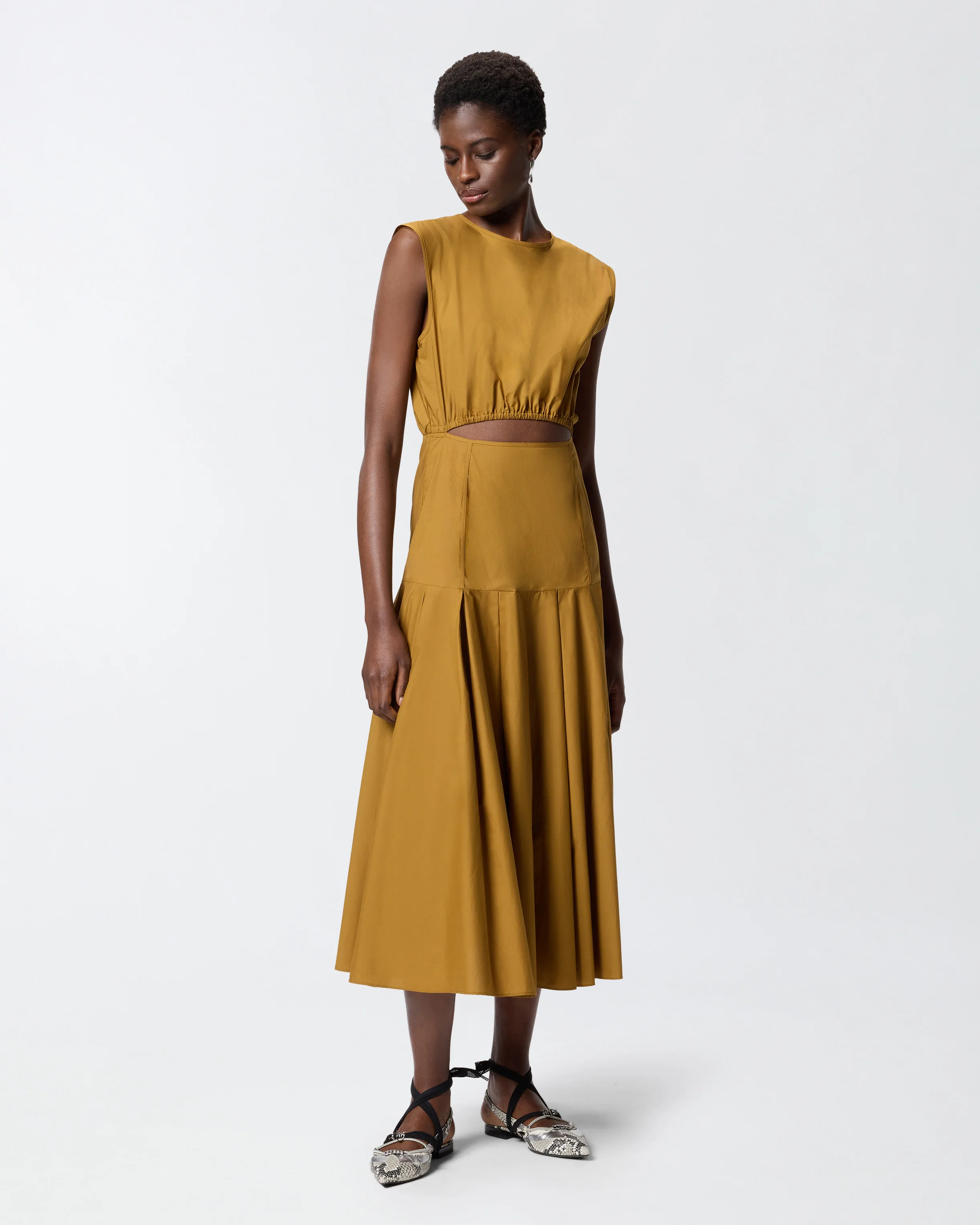 Abito midi smanicato con pieghe e cut-out - Image 2
