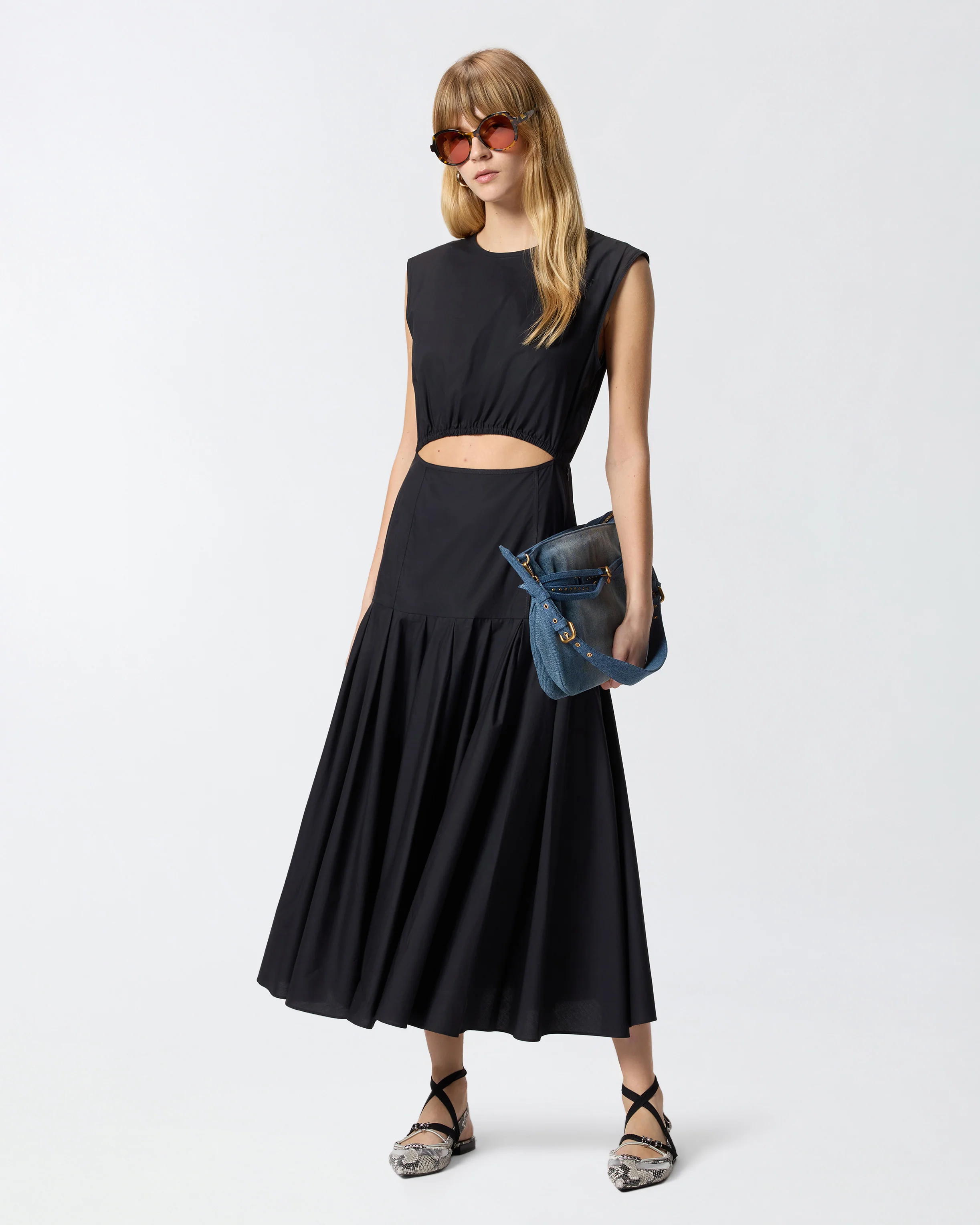 Abito midi smanicato con pieghe e cut-out
