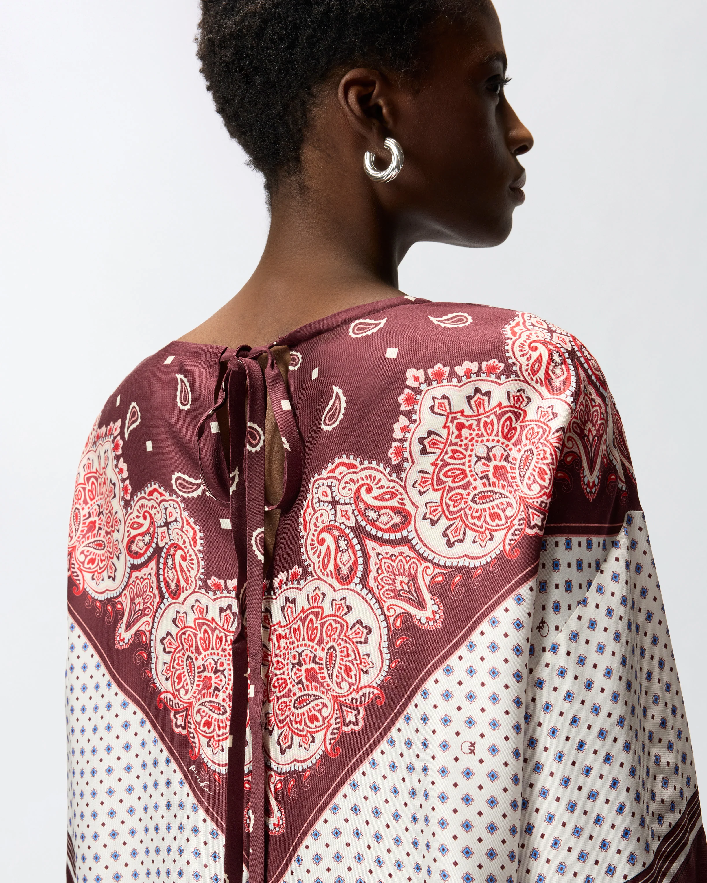 Blusa con motivo cravatteria e stampa piazzata - Image 4