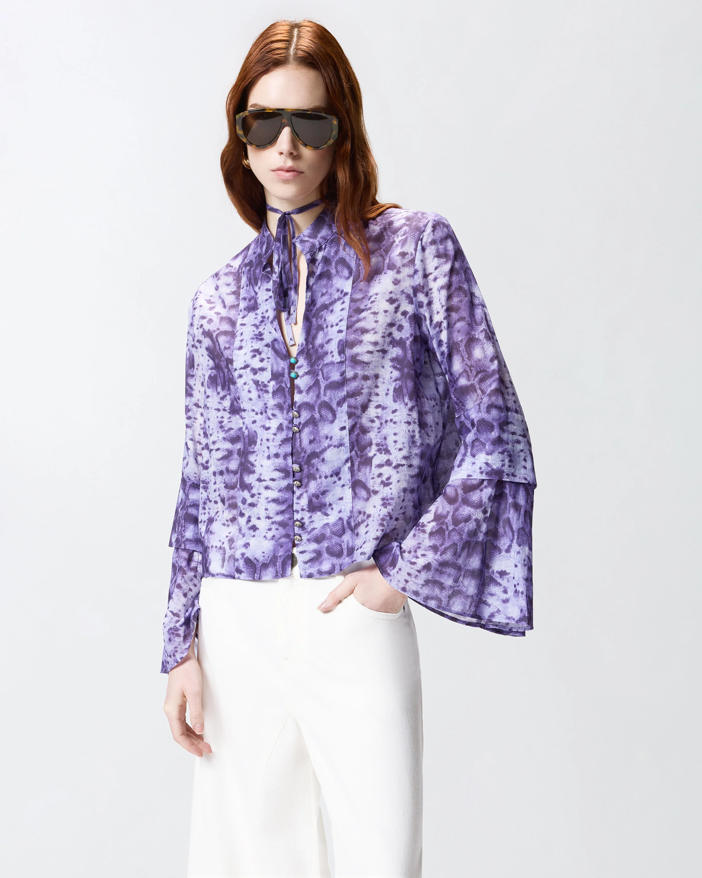 Blusa con stampa snake e bottoni gioiello