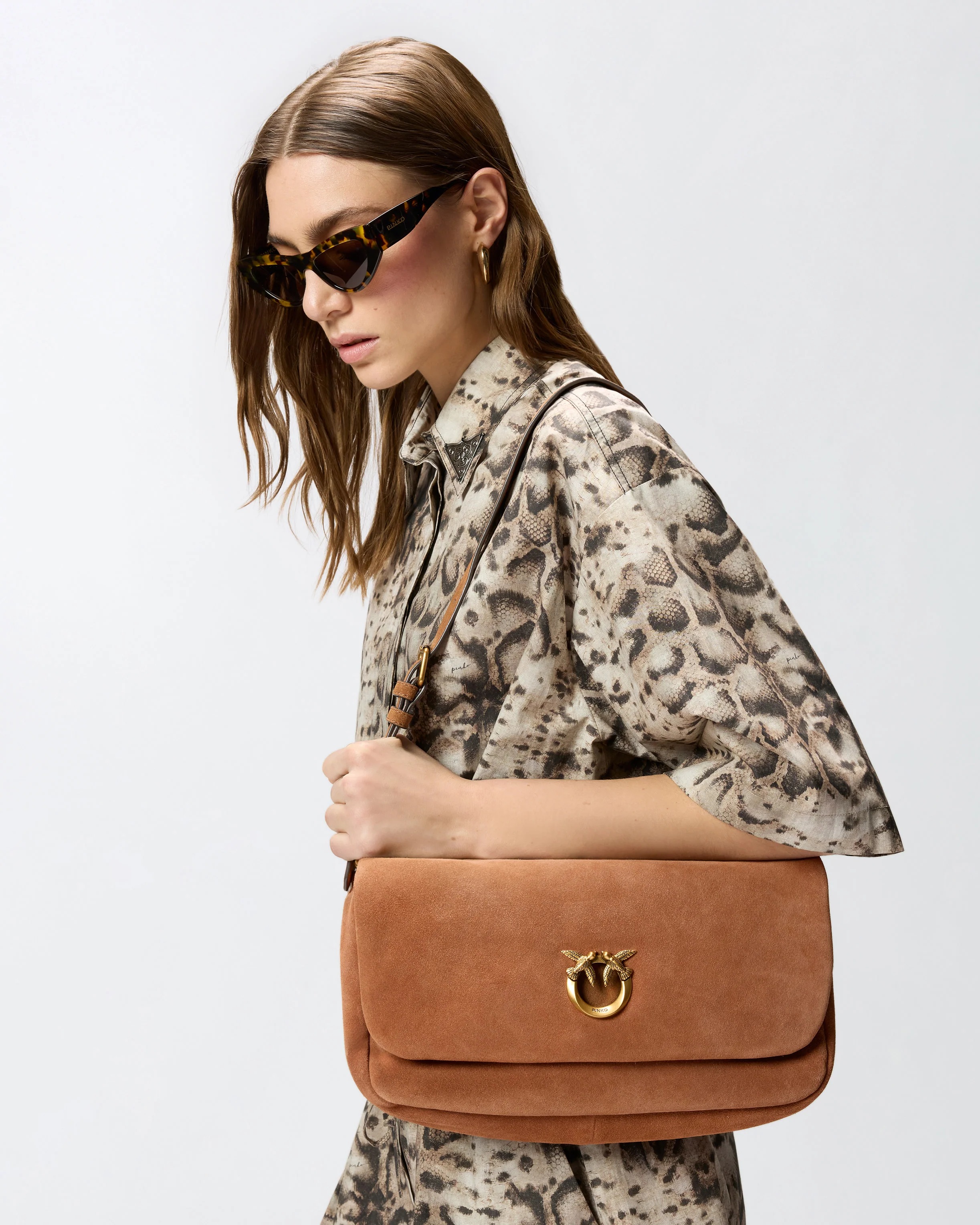 Borsa a tracolla media Love Bag Click Soft Horizontal Handle in suede - Image 6