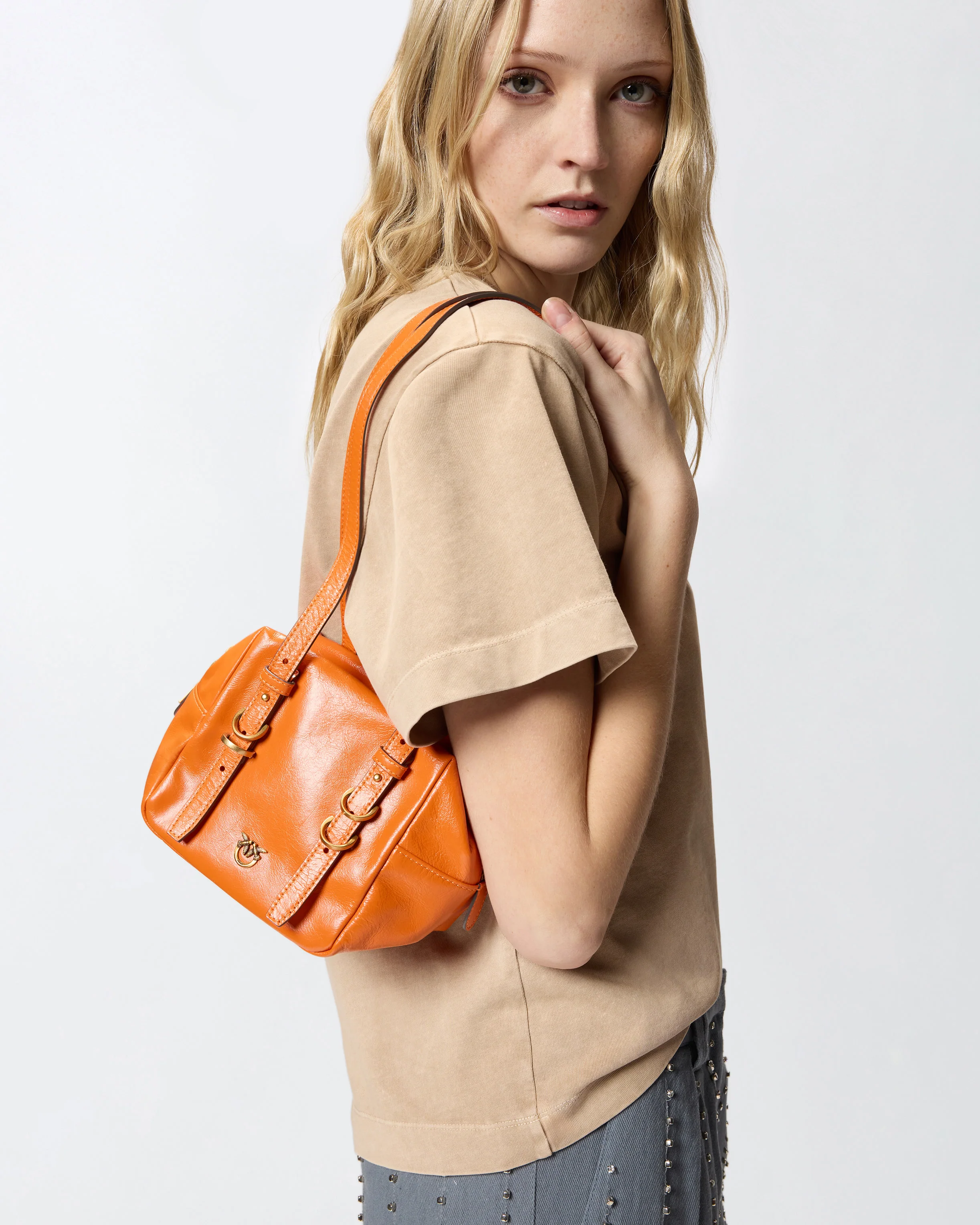 Borsa a tracolla piccola Cubic Bag in pelle shiny - Image 6