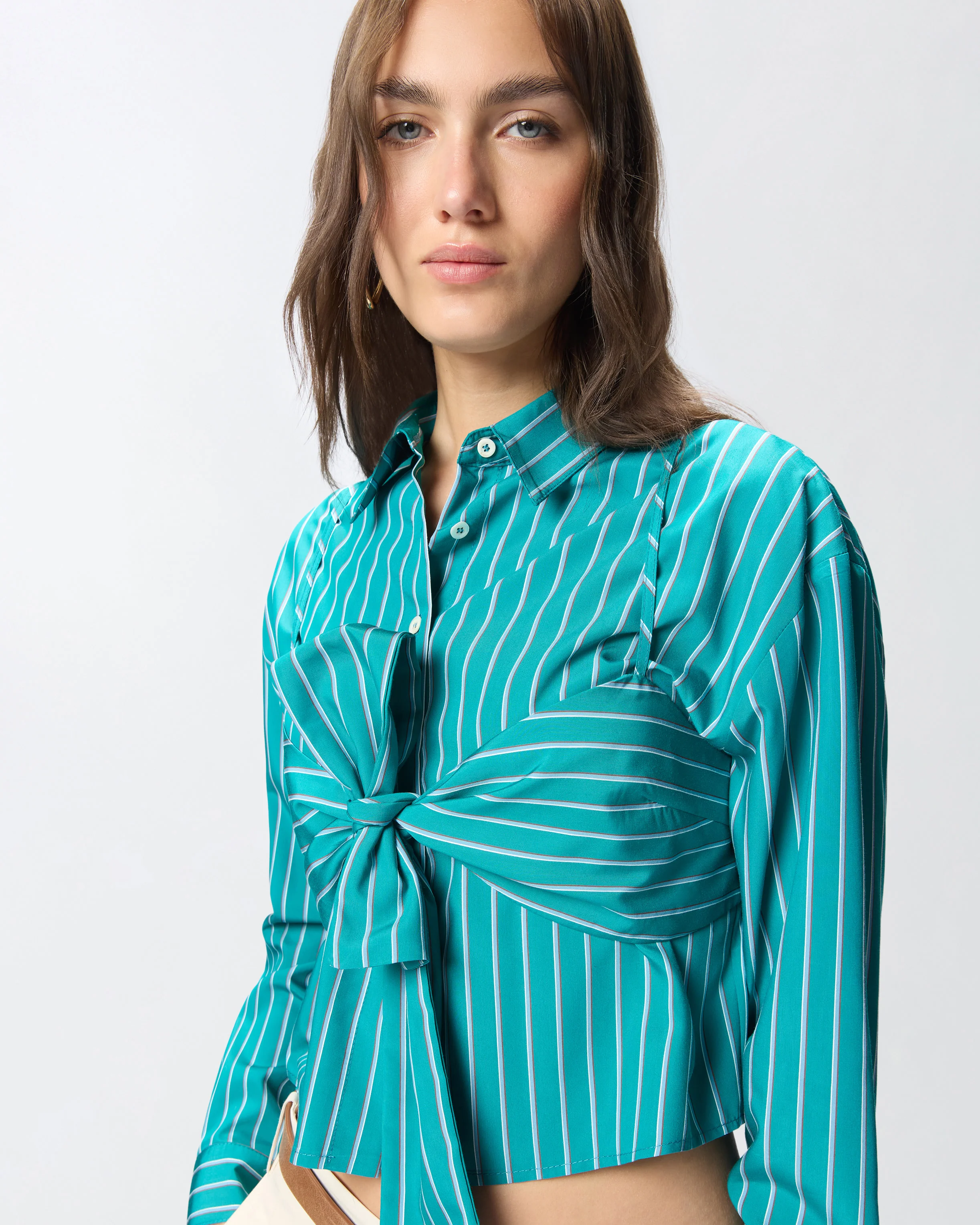 Camicia cropped a righe con fiocco - Image 4