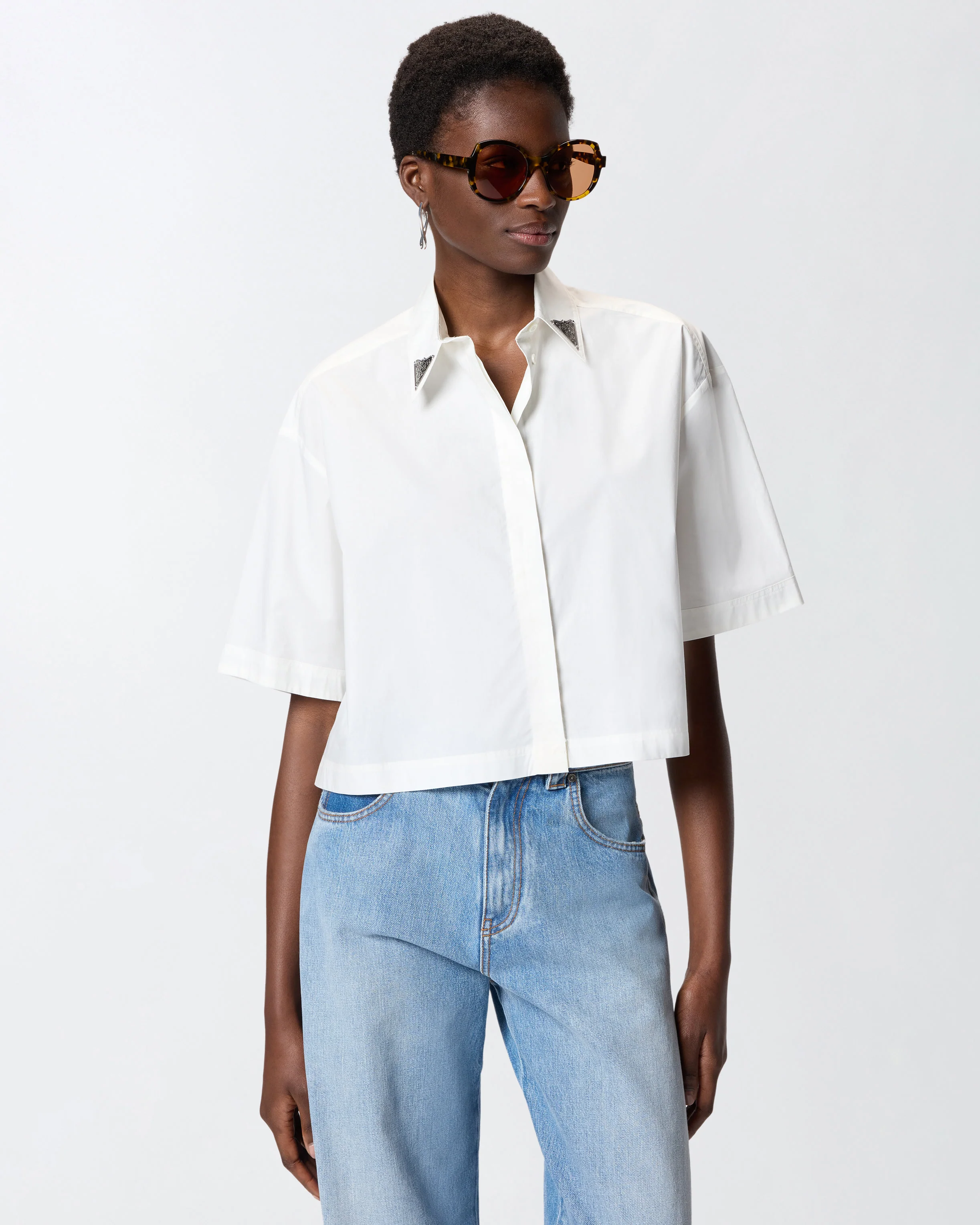 Camicia cropped con dettagli metallici