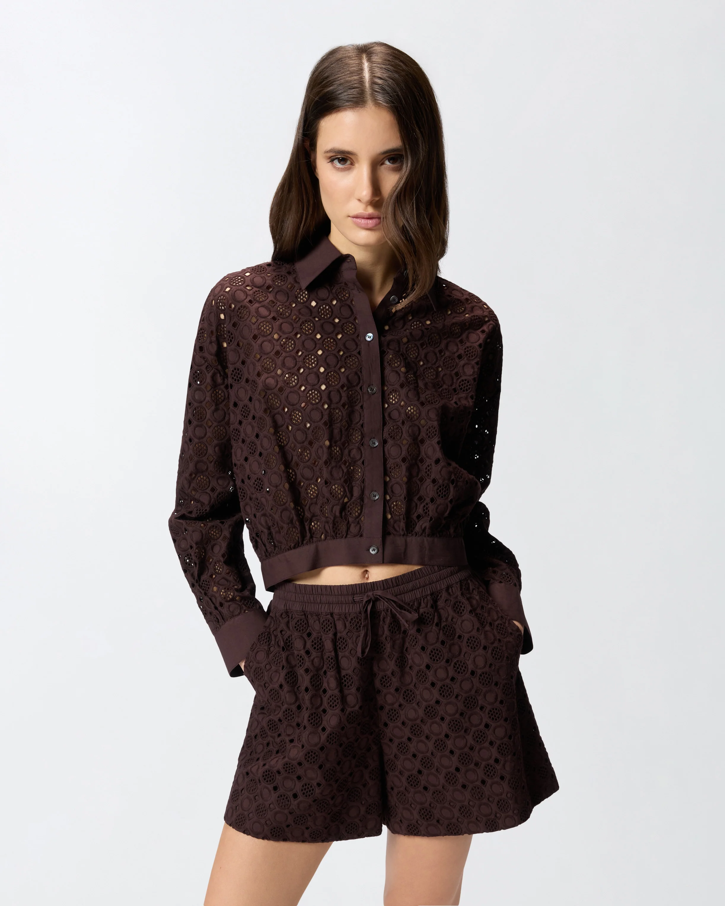 Camicia cropped con ricamo sangallo