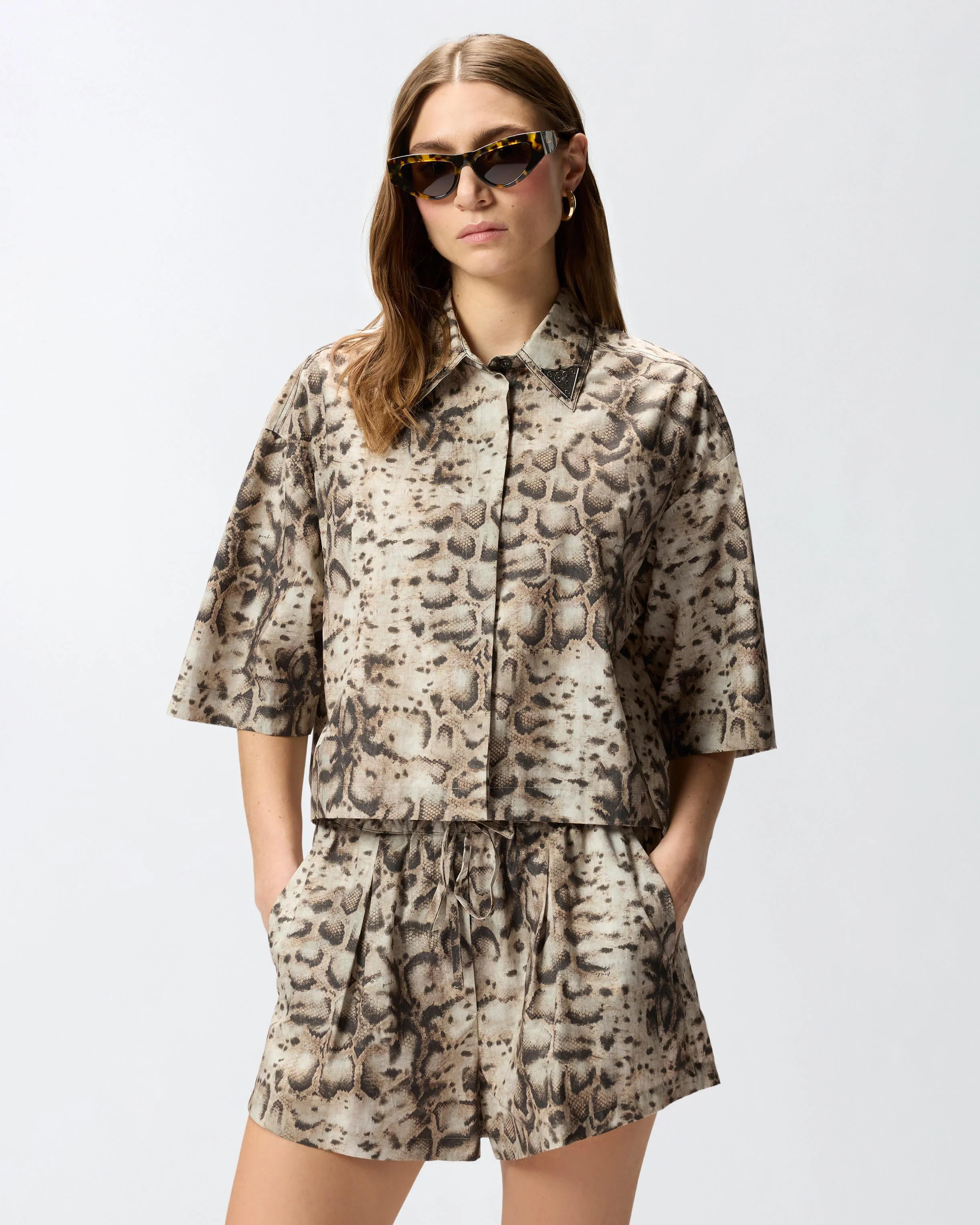 Camicia cropped stampata con dettagli metallici