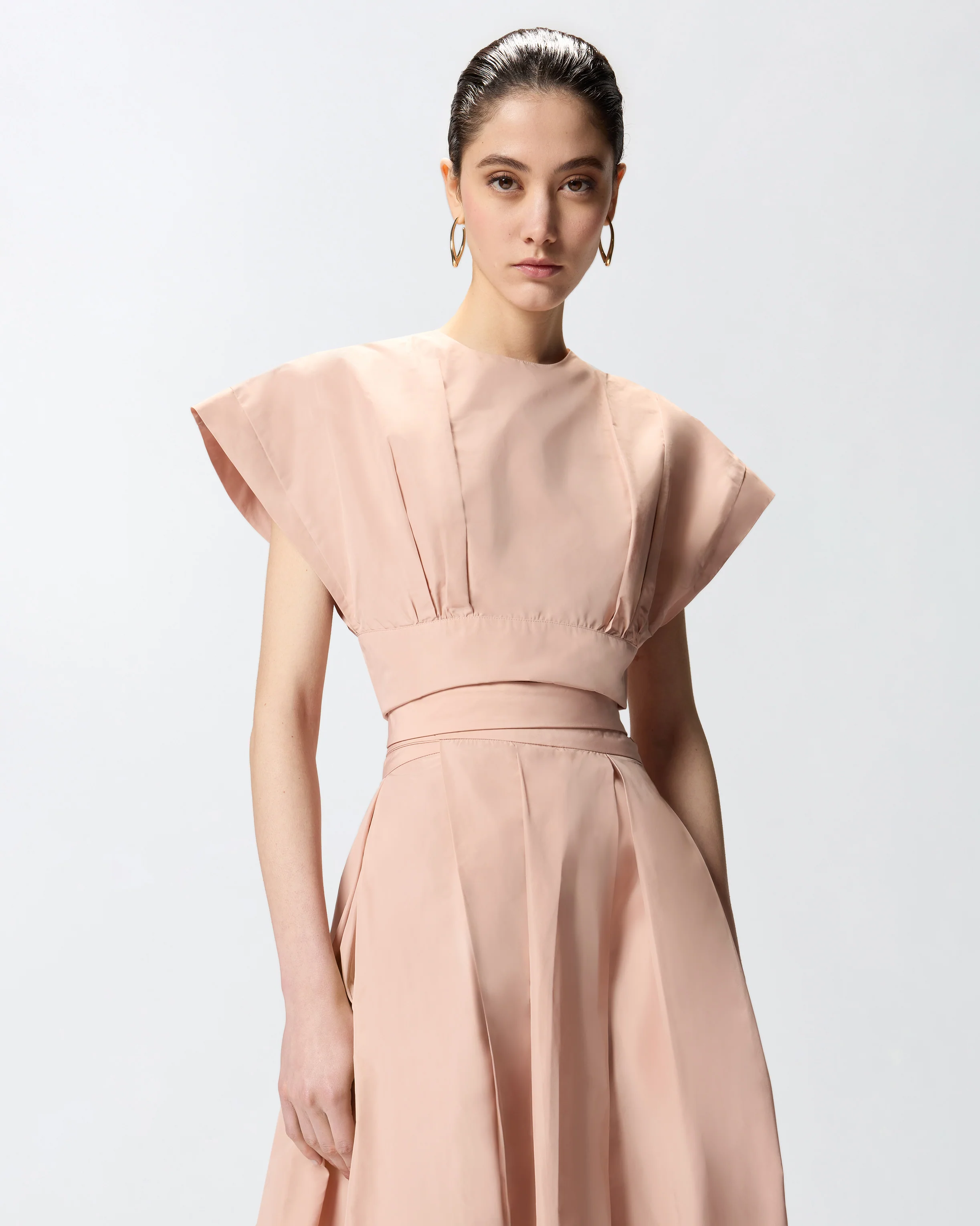 Crop top con maniche ampie