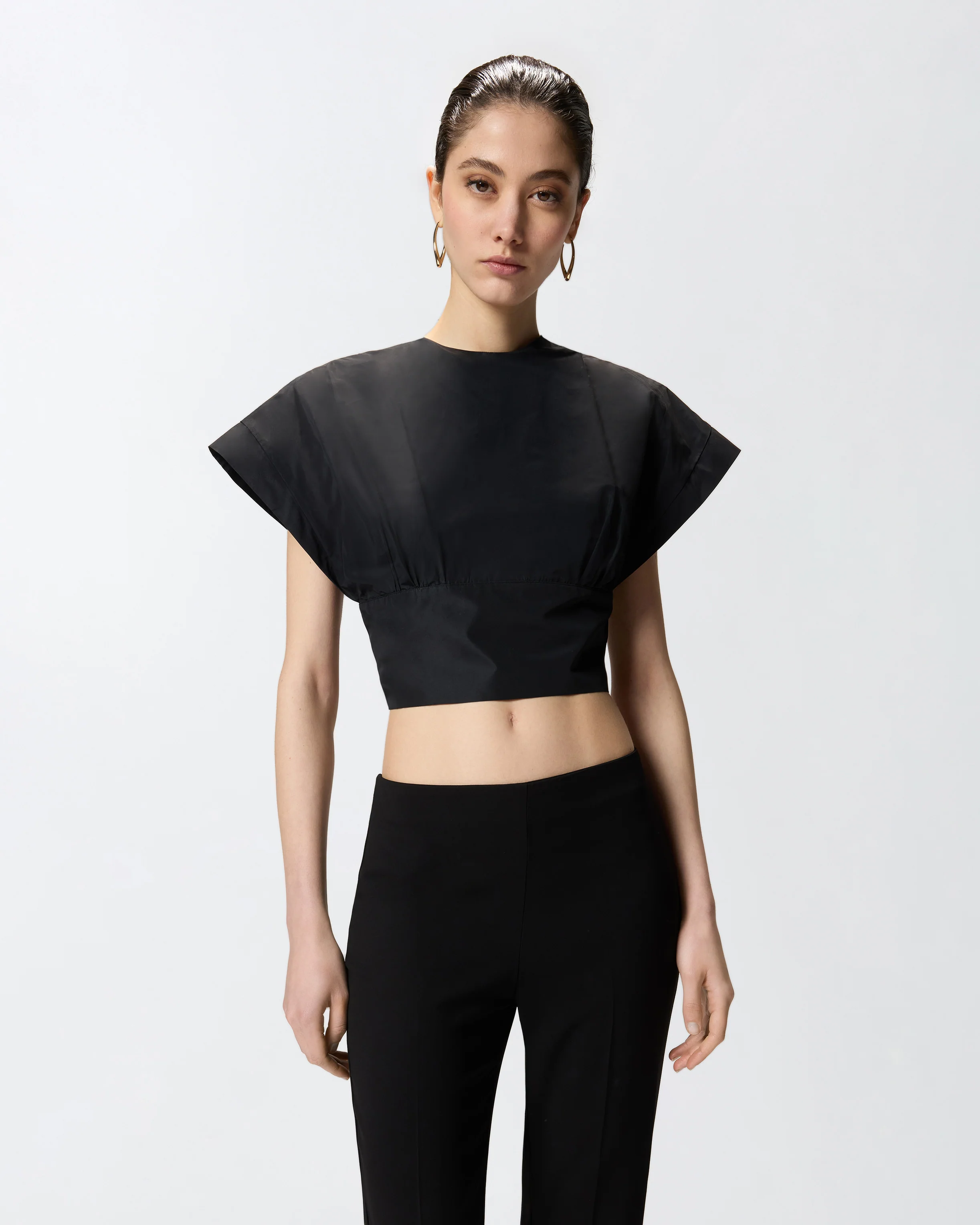 Crop top con maniche ampie