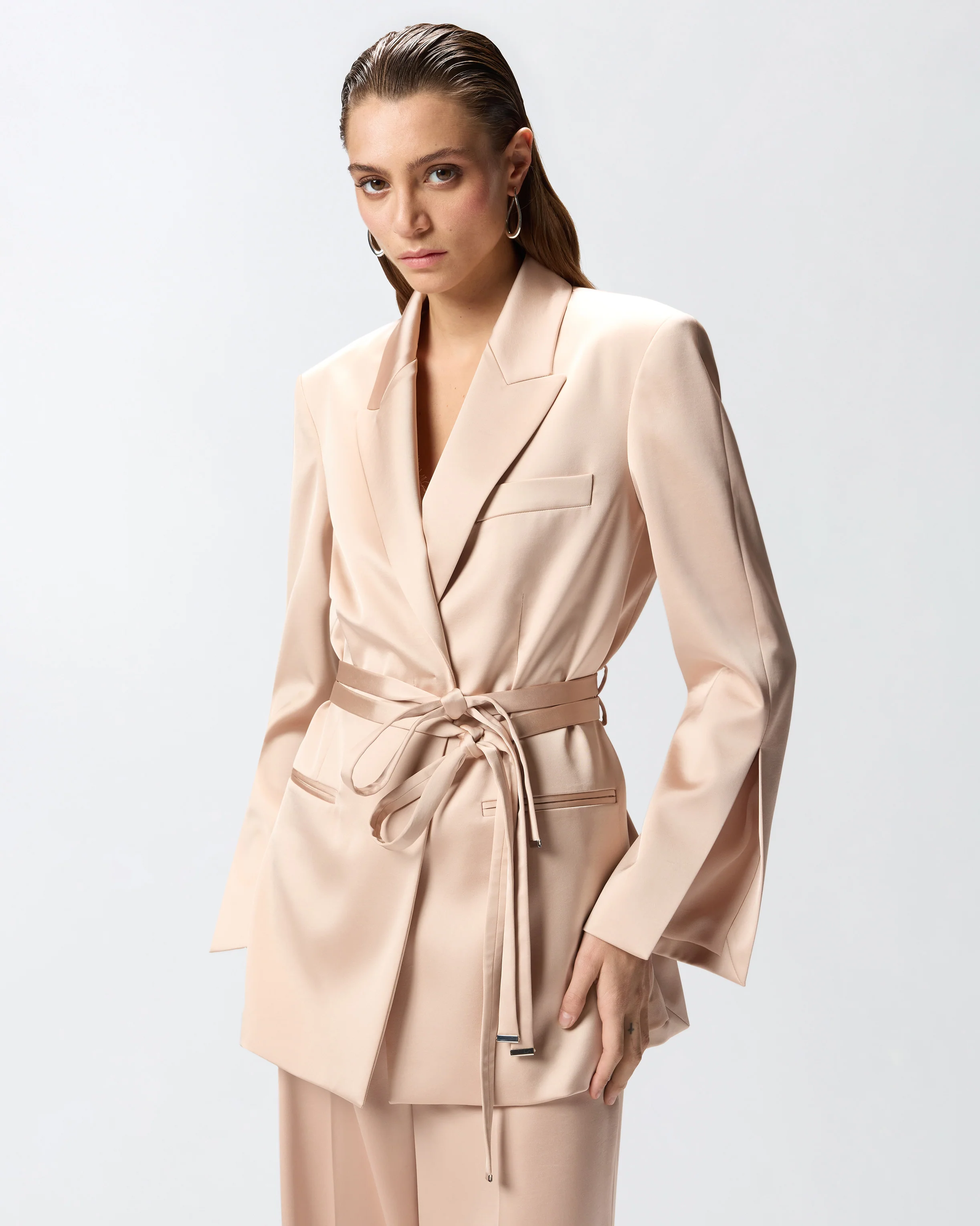 Giacca in satin con cintura