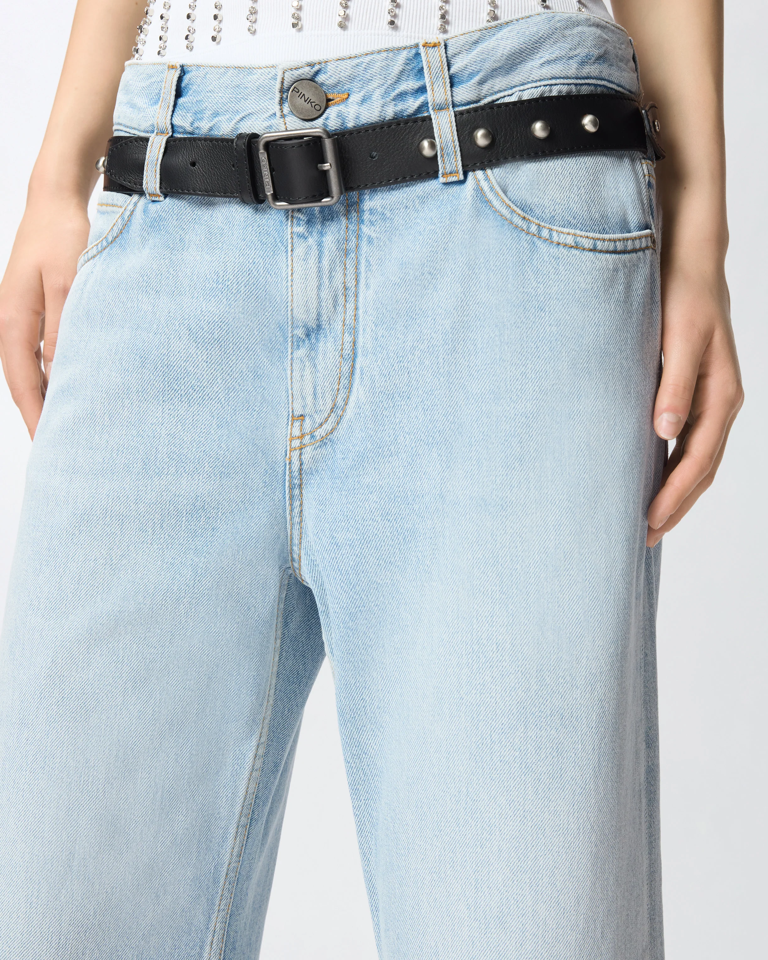Jeans cropped con cintura in pelle - Image 4