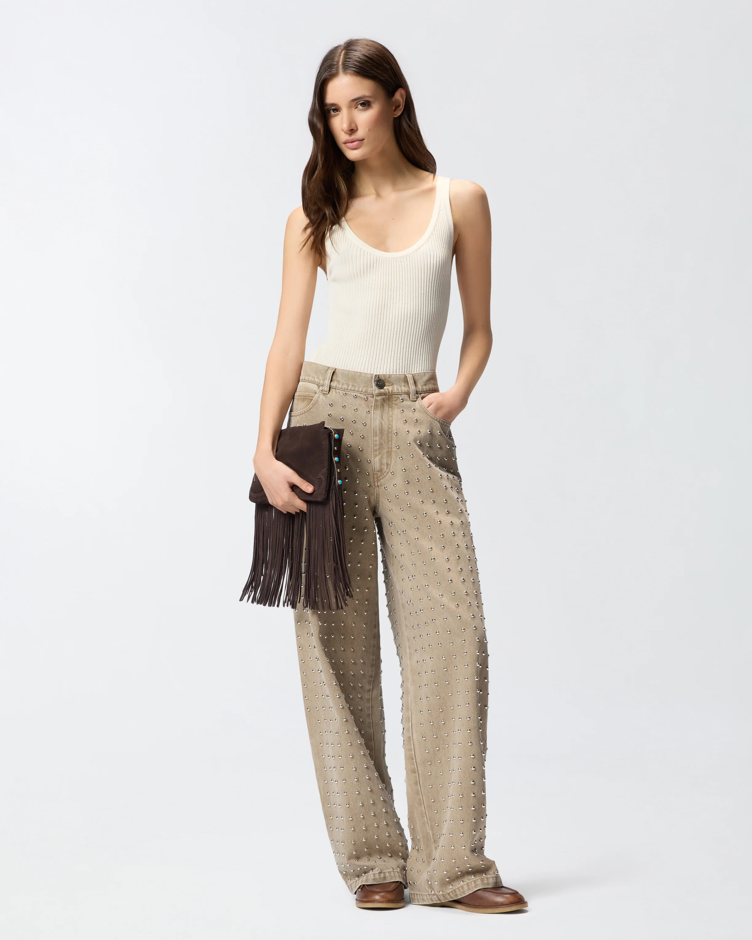 Jeans marroni con borchie