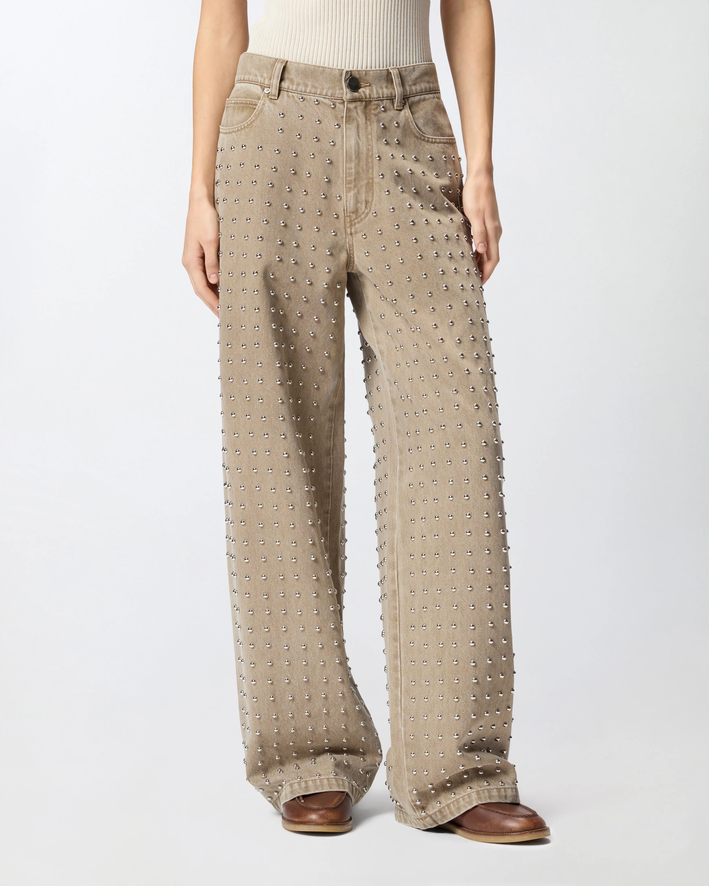 Jeans marroni con borchie - Image 2