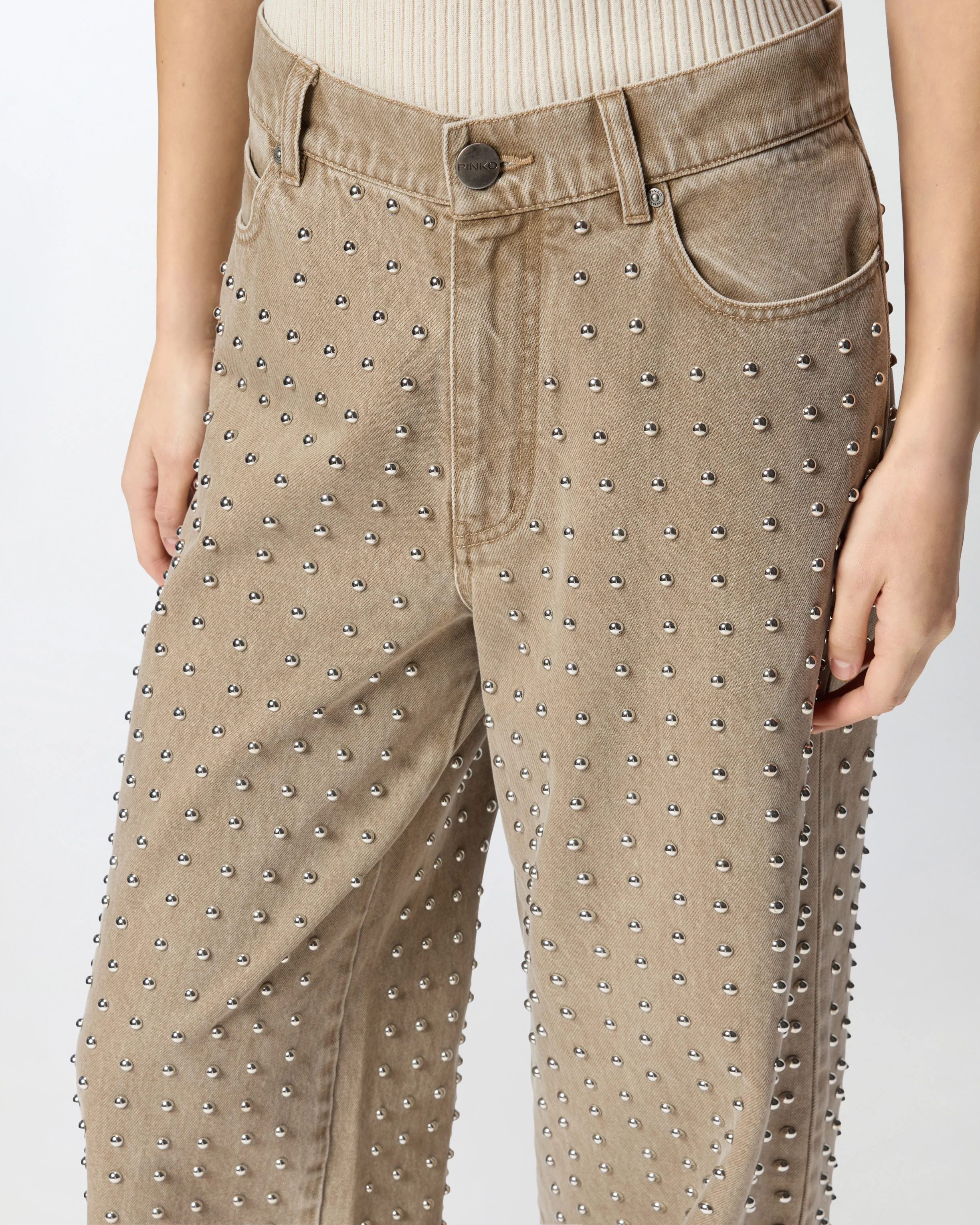 Jeans marroni con borchie - Image 4
