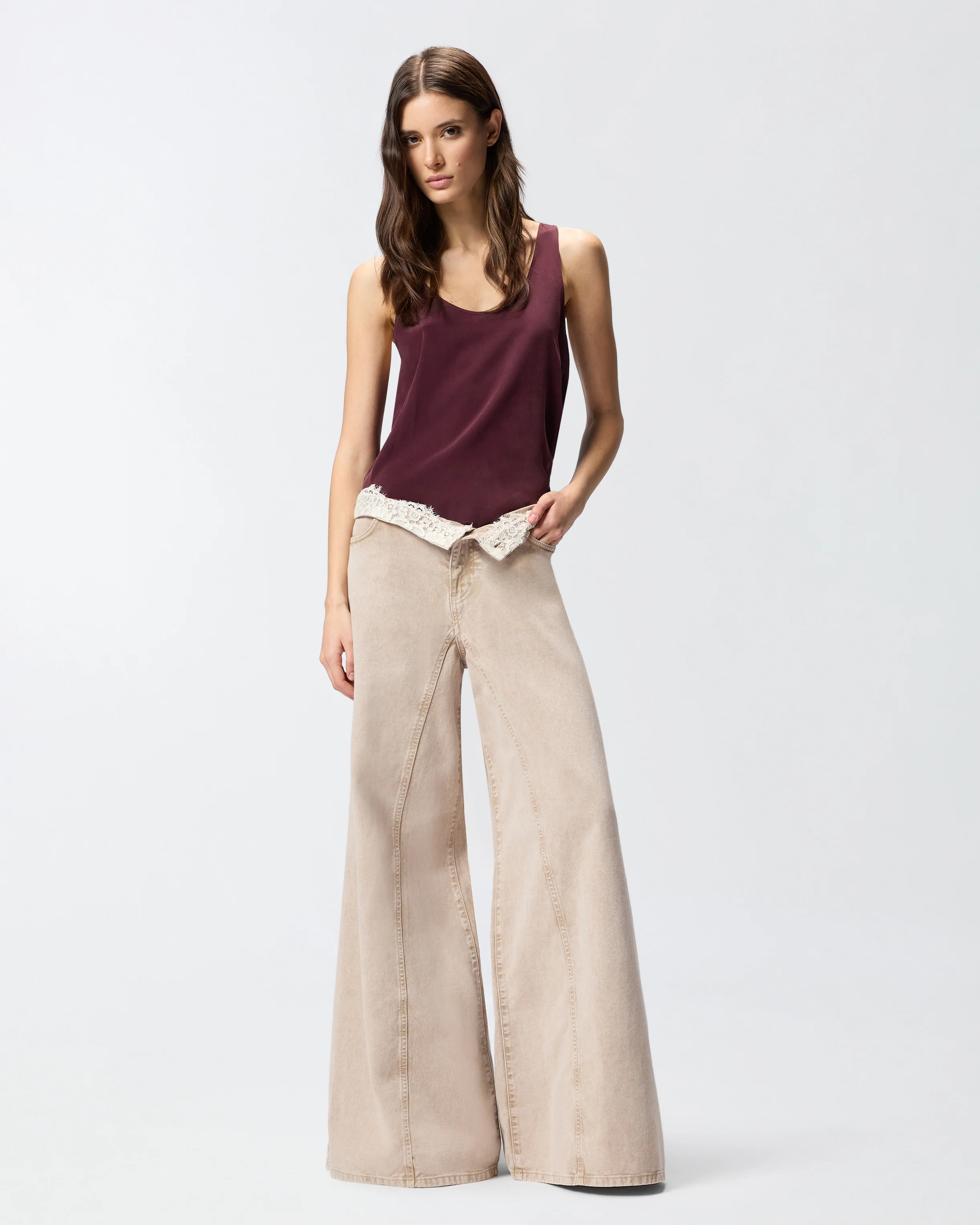 Jeans marroni con pizzo in vita
