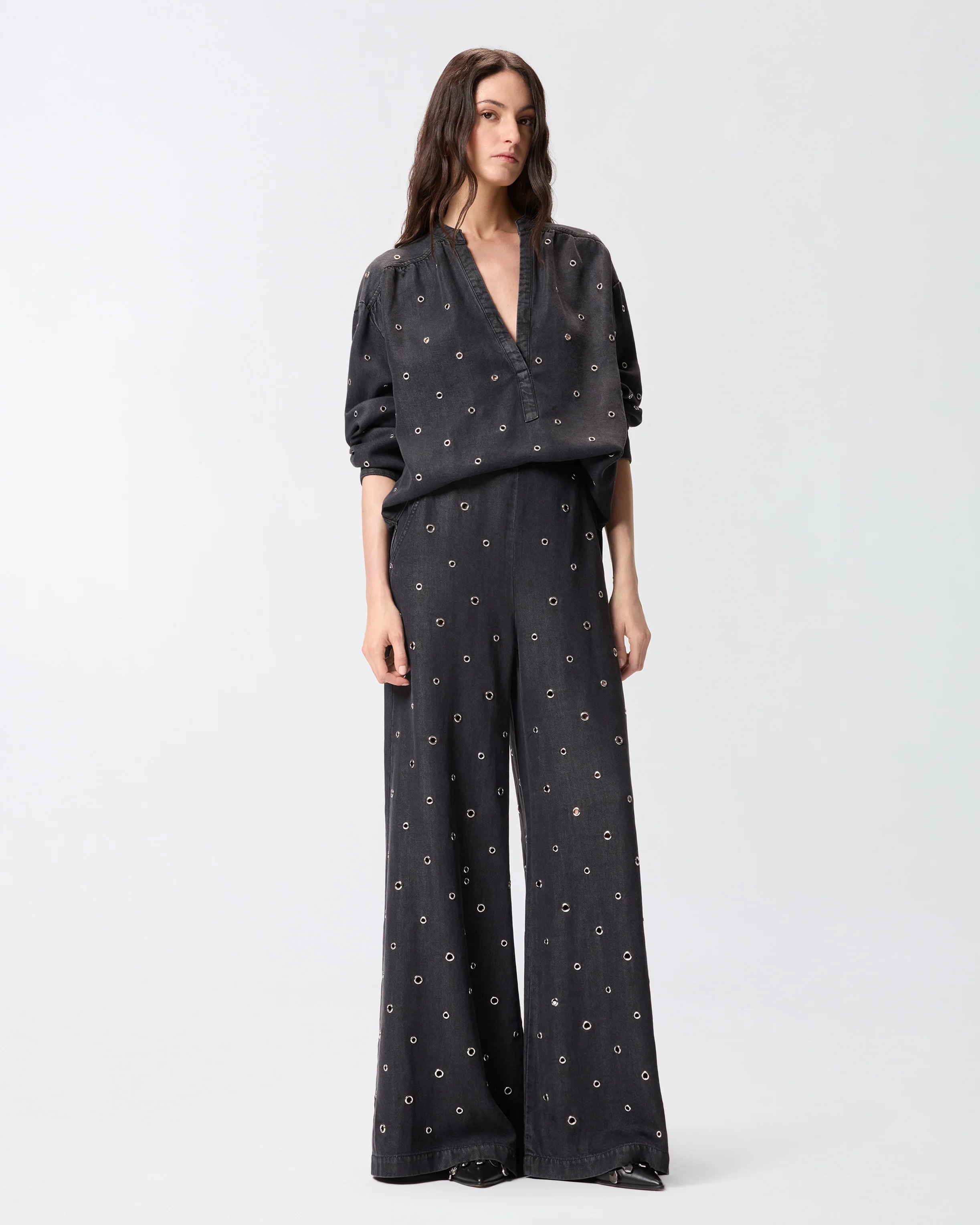 Jeans wide leg in denim scuro con occhielli