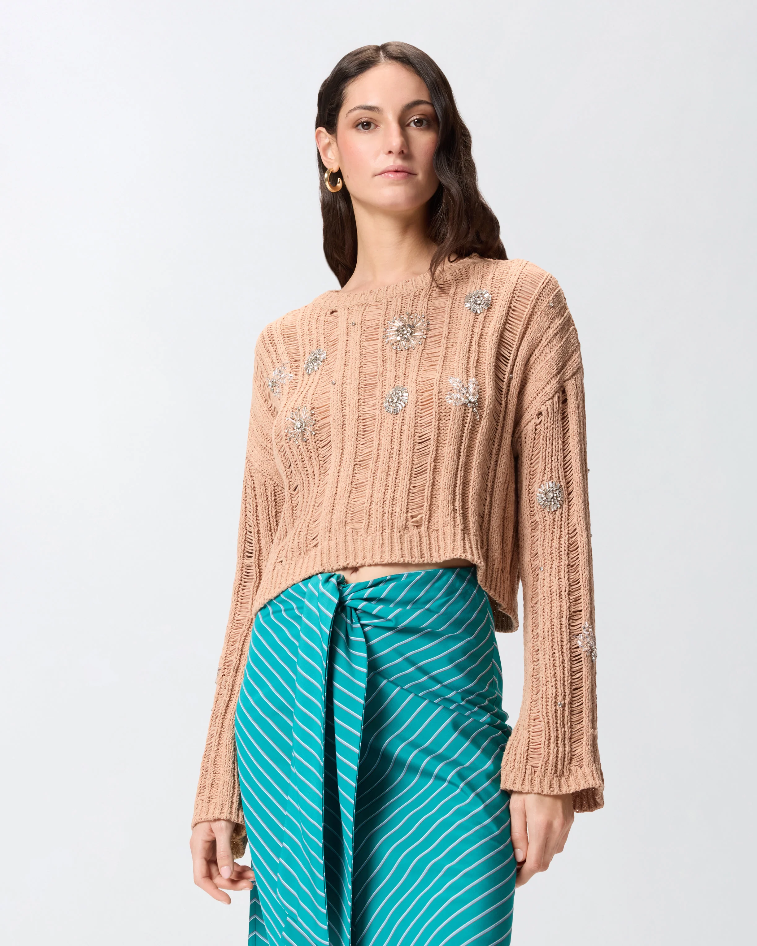 Maglione traforato con dettagli gioiello