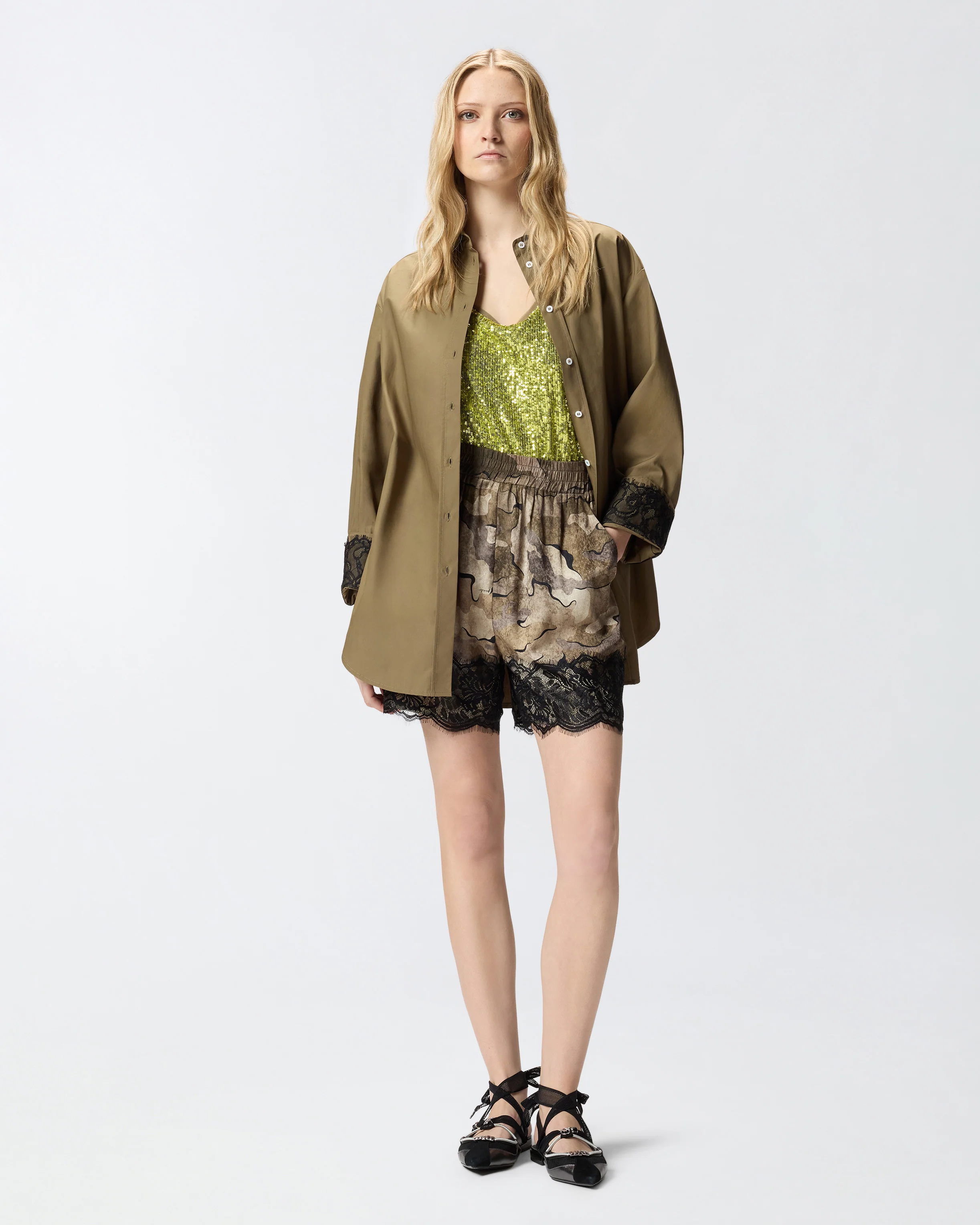Shorts camouflage con pizzo