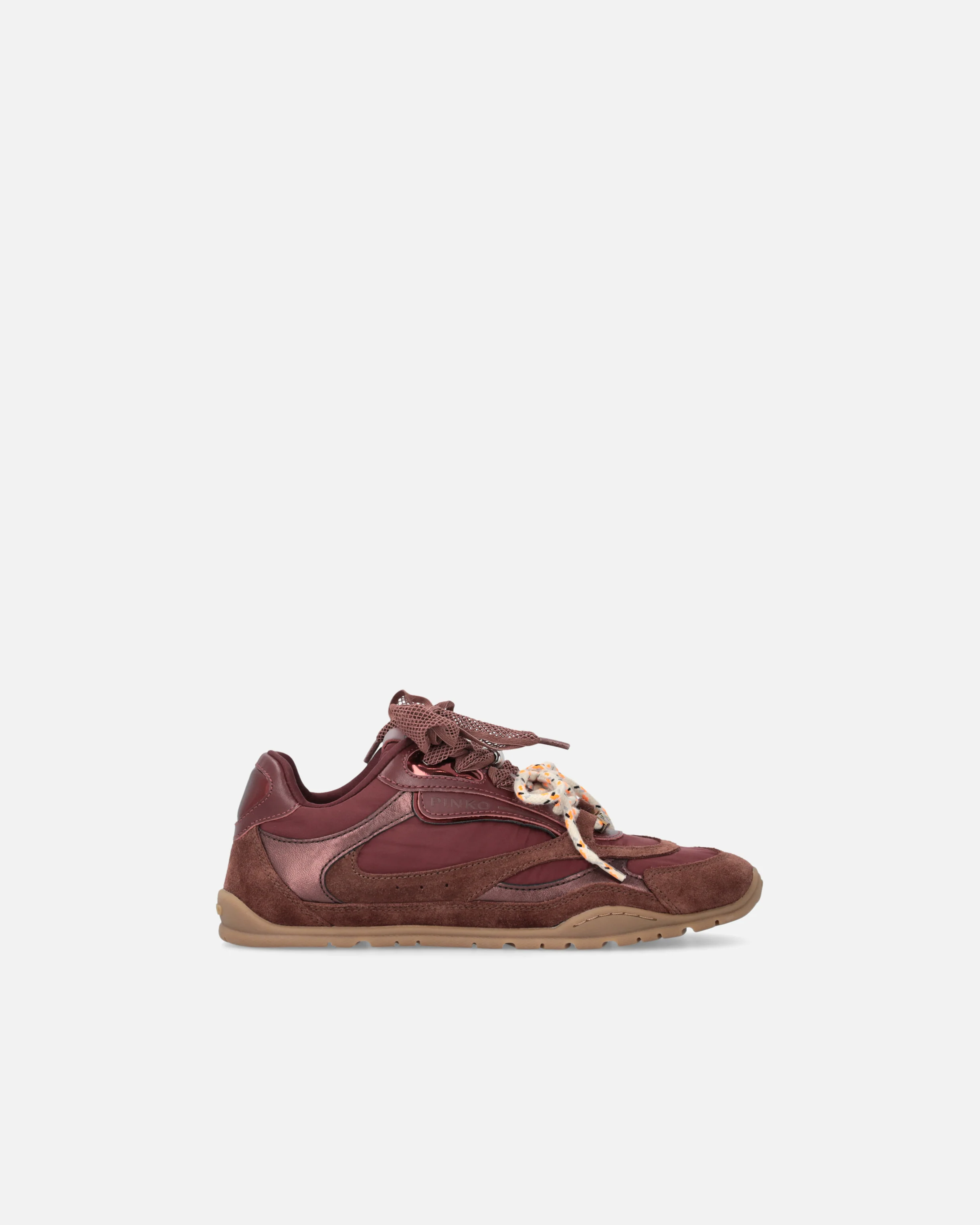 Sneakers con lacci doppi e applicazioni