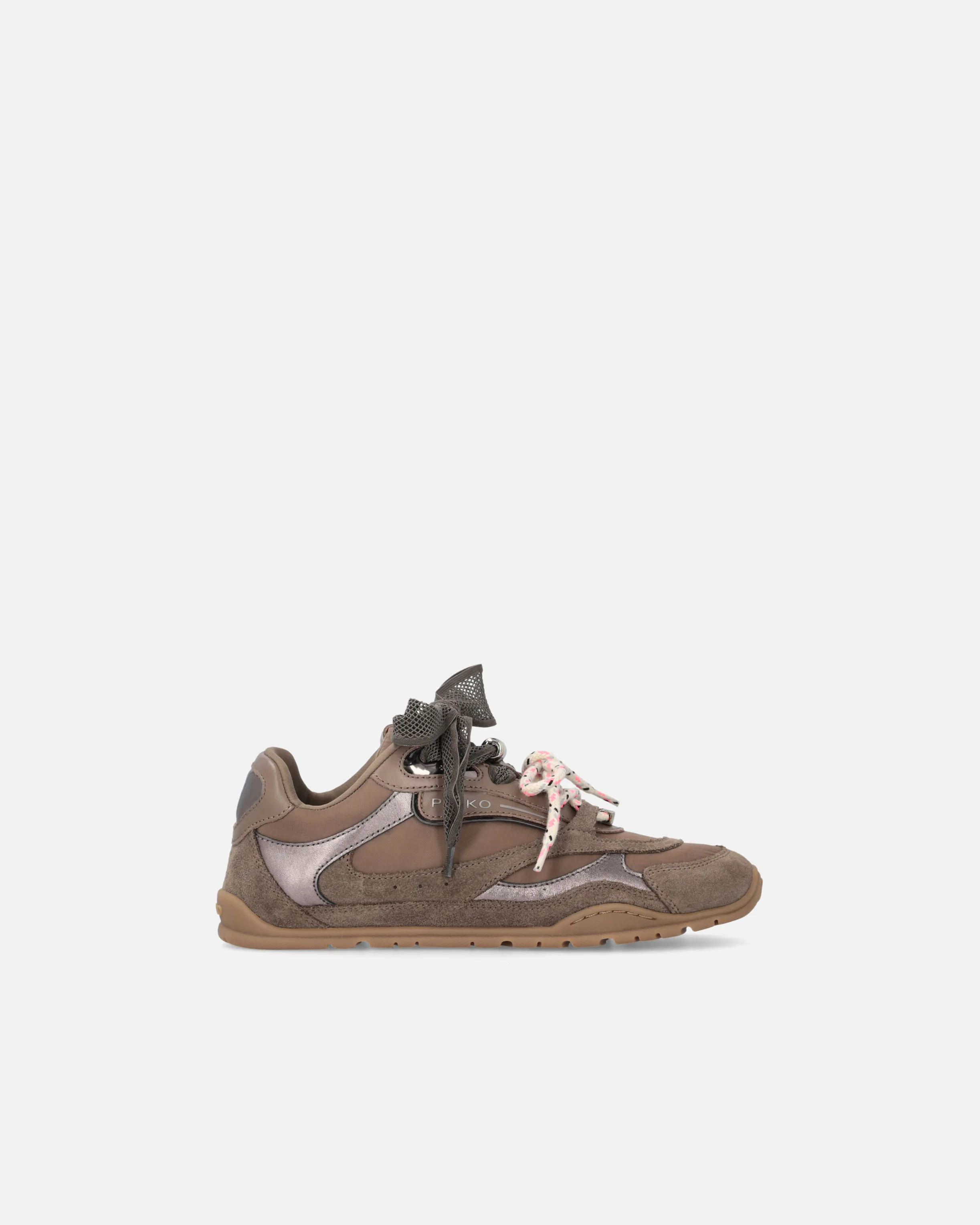 Sneakers con lacci doppi e applicazioni