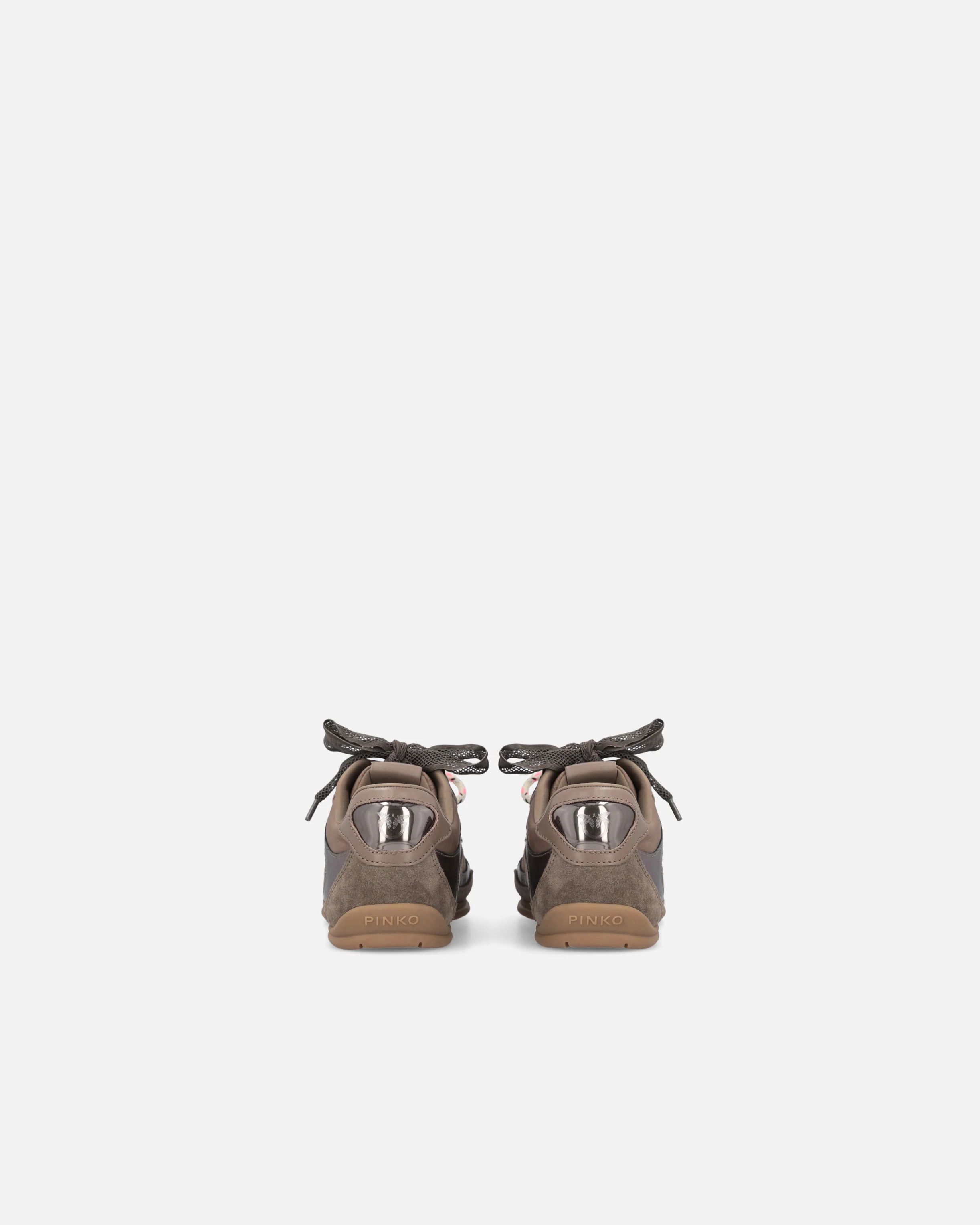 Sneakers con lacci doppi e applicazioni - Image 8