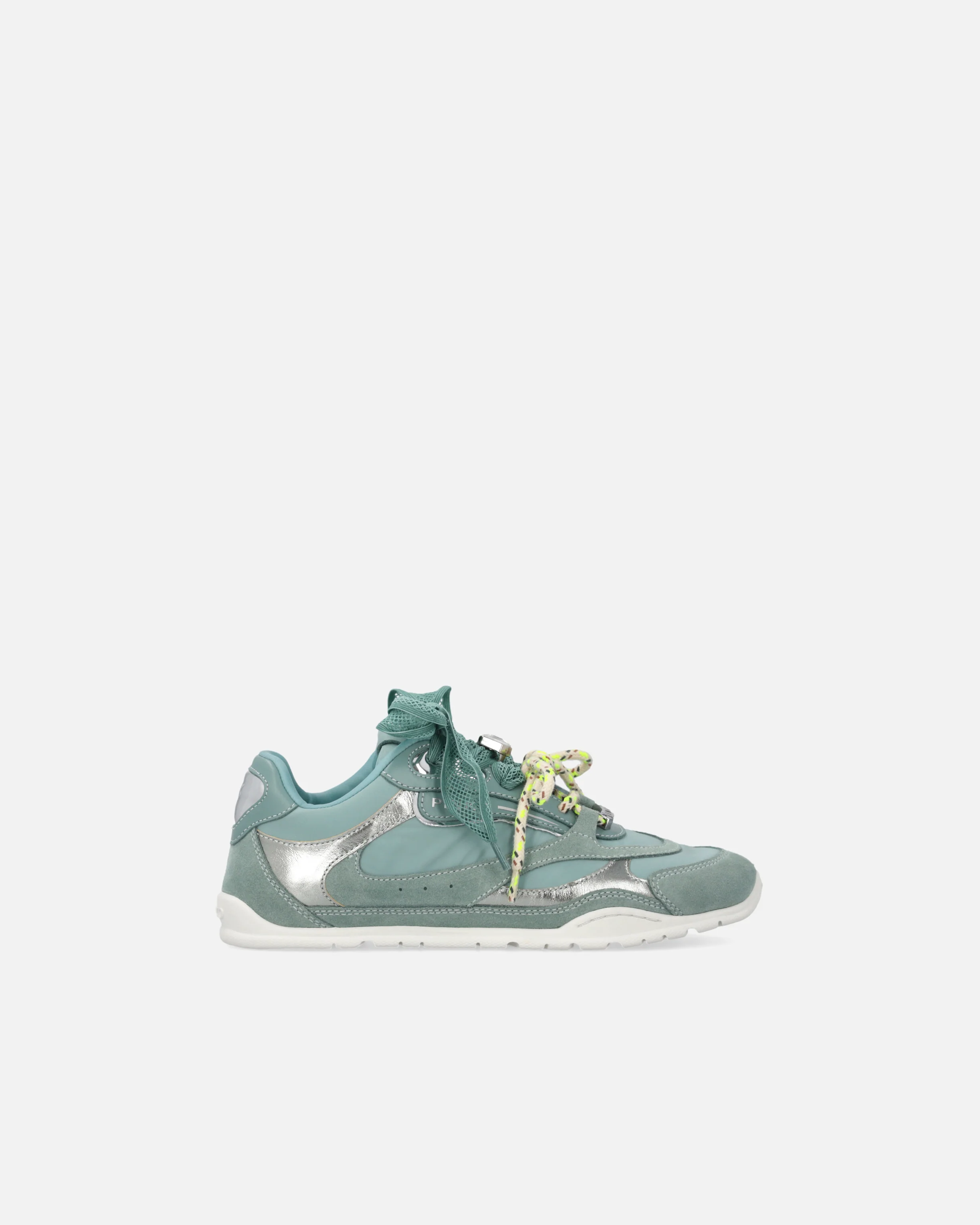 Sneakers con lacci doppi e applicazioni