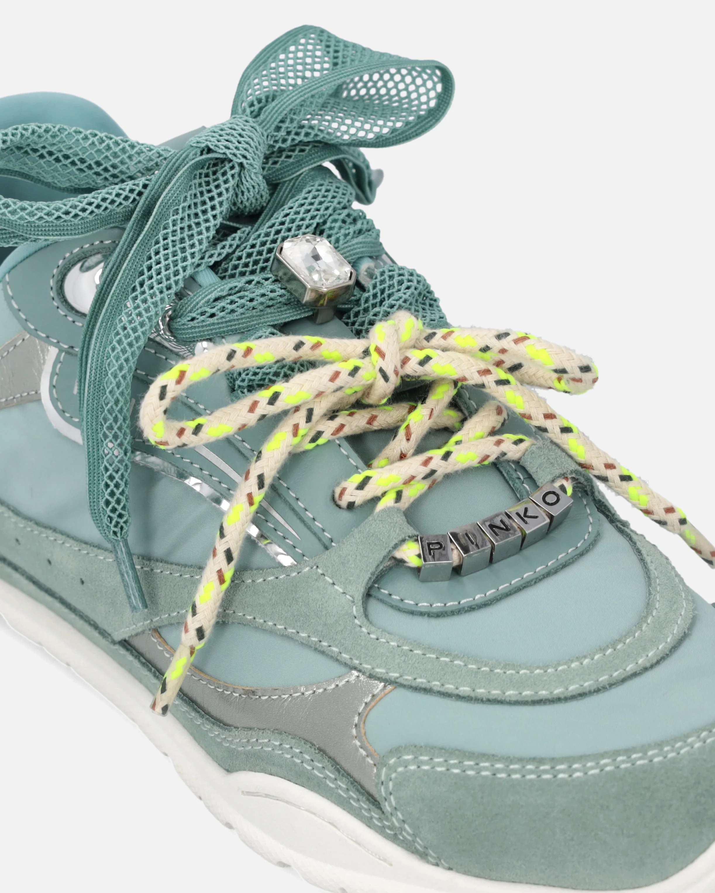 Sneakers con lacci doppi e applicazioni - Image 4