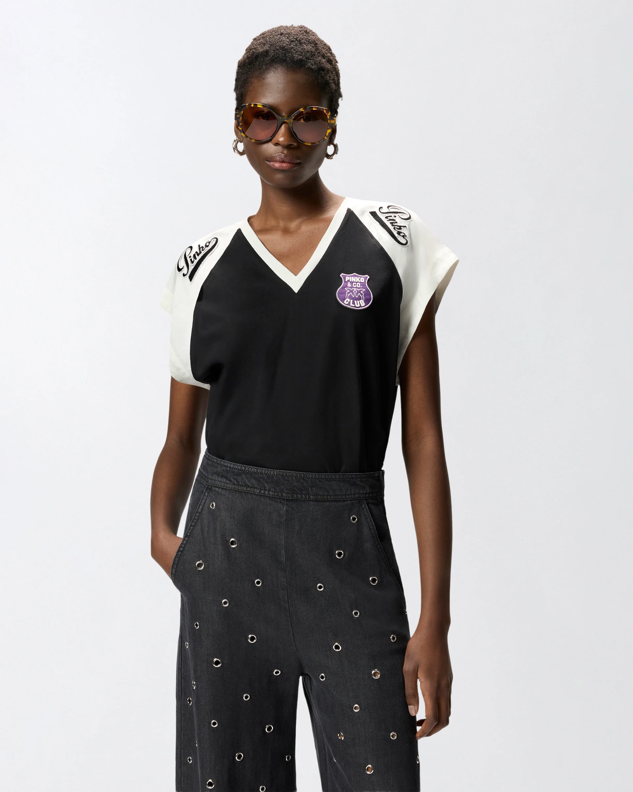 T-shirt con scollo a V e patch logate