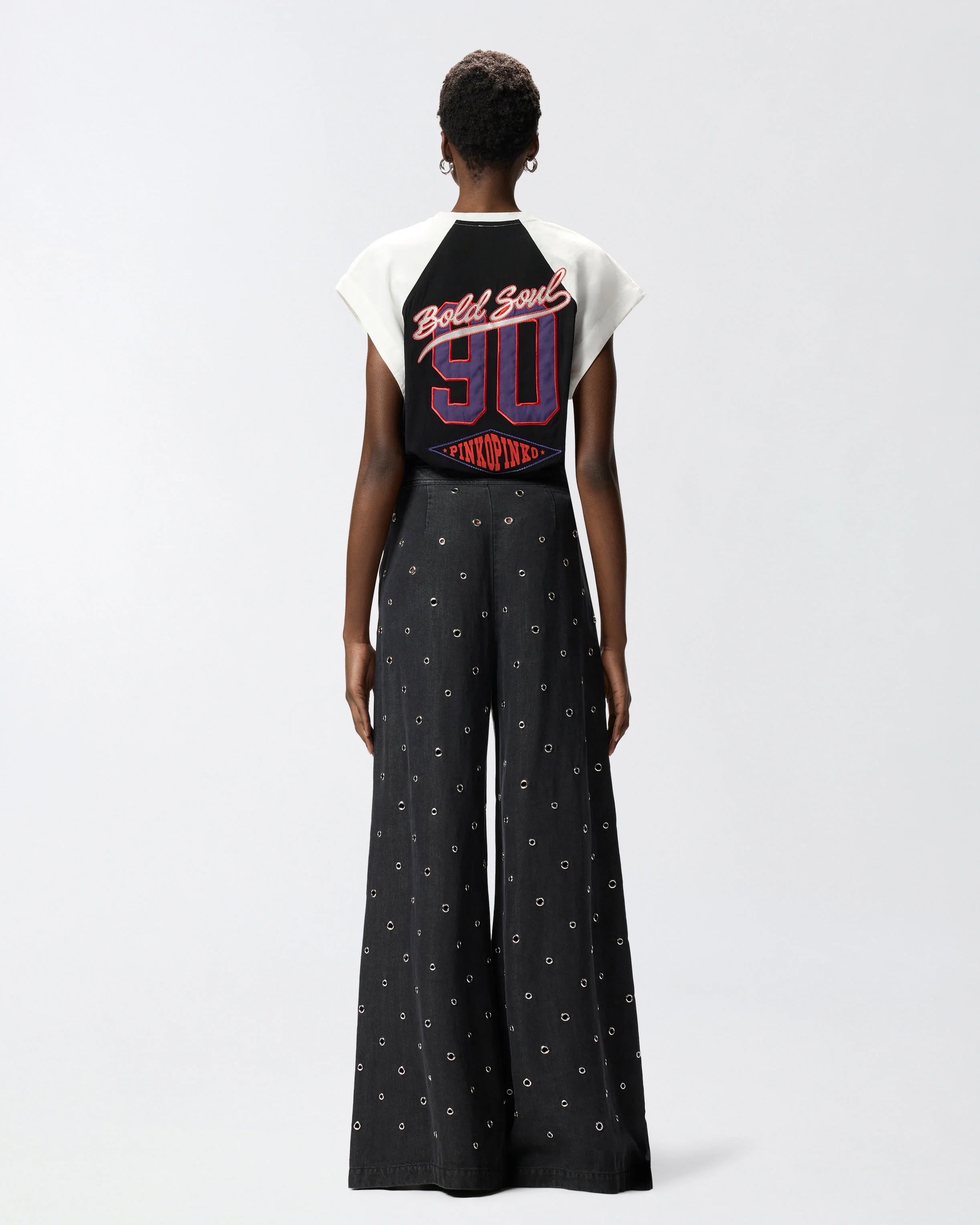 T-shirt con scollo a V e patch logate - Image 3
