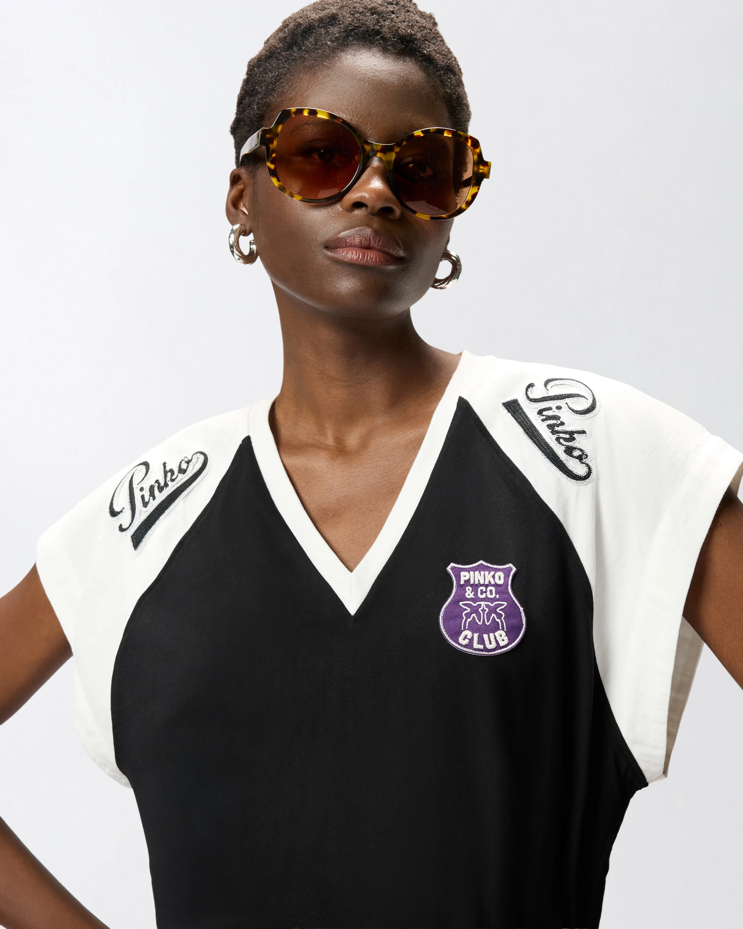 T-shirt con scollo a V e patch logate - Image 4