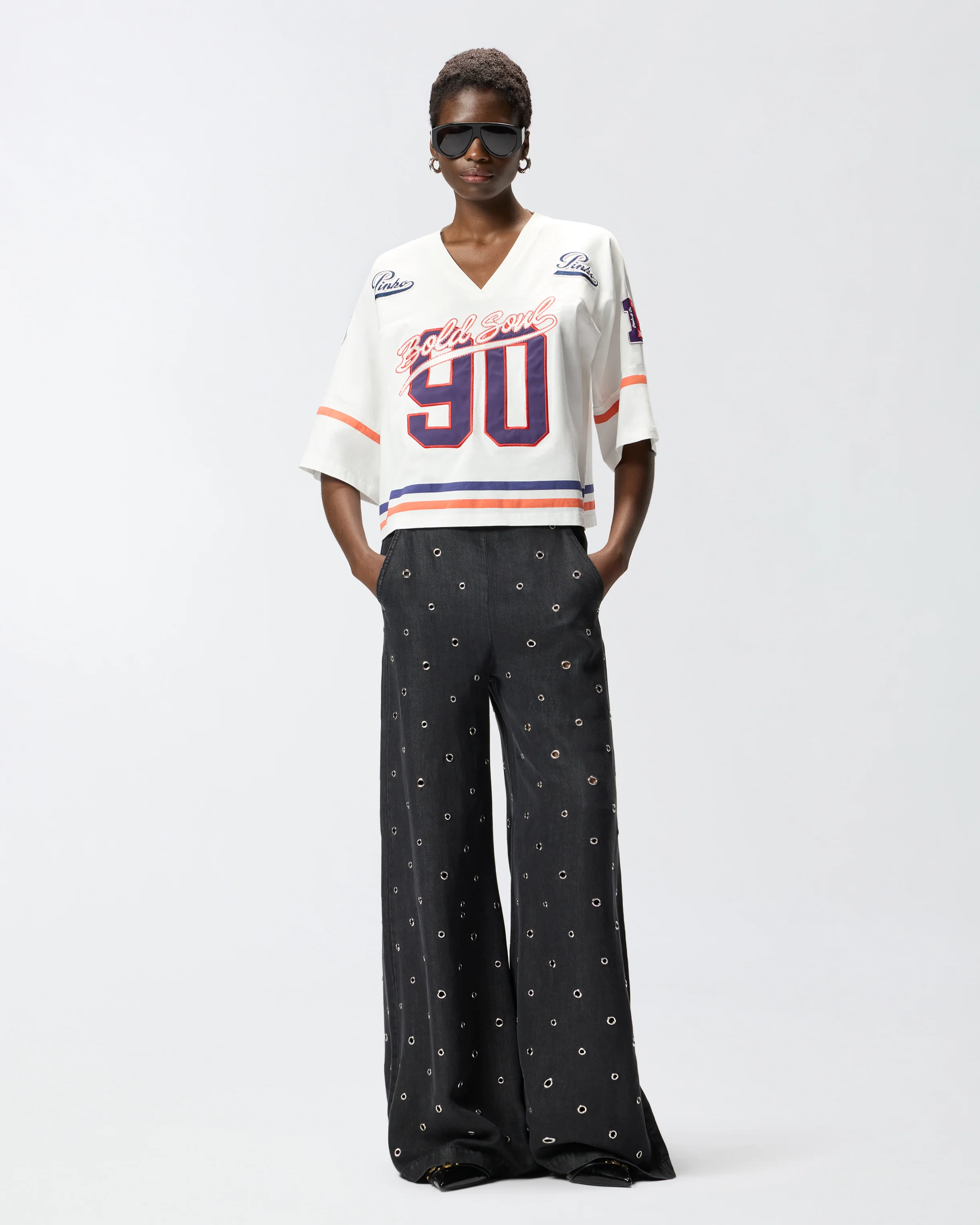 T-shirt cropped con scollo a V e patch logate - Image 2