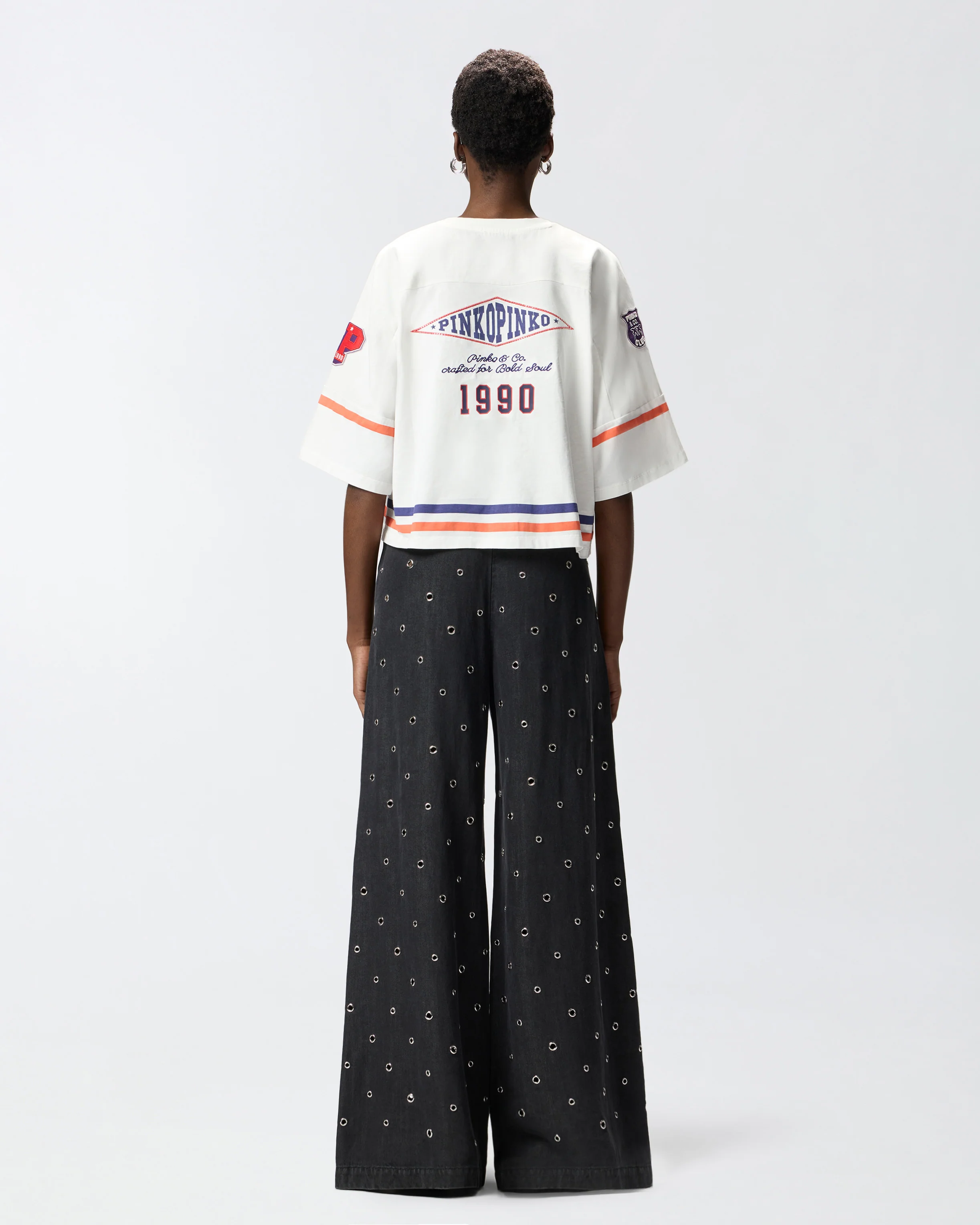 T-shirt cropped con scollo a V e patch logate - Image 3