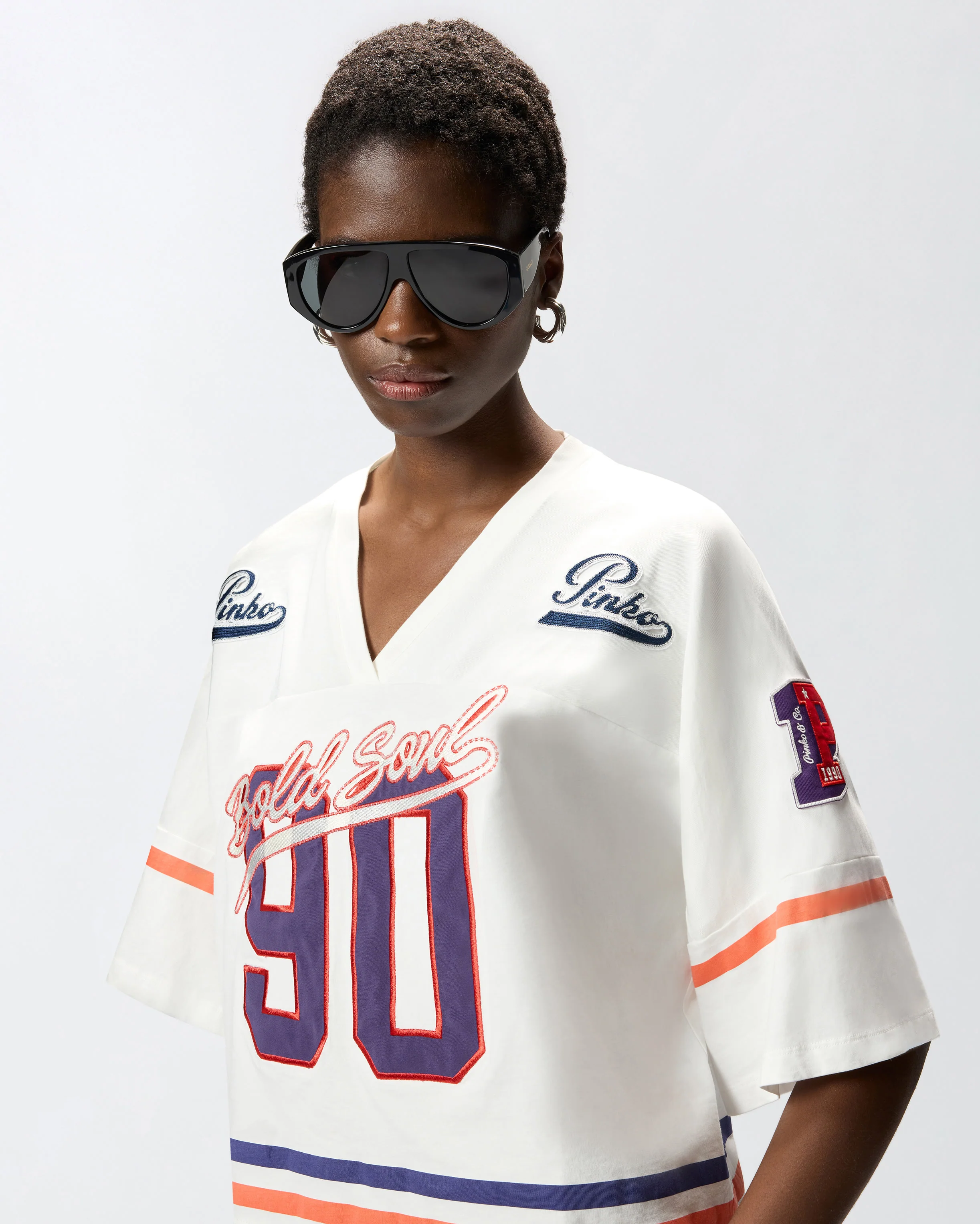 T-shirt cropped con scollo a V e patch logate - Image 4