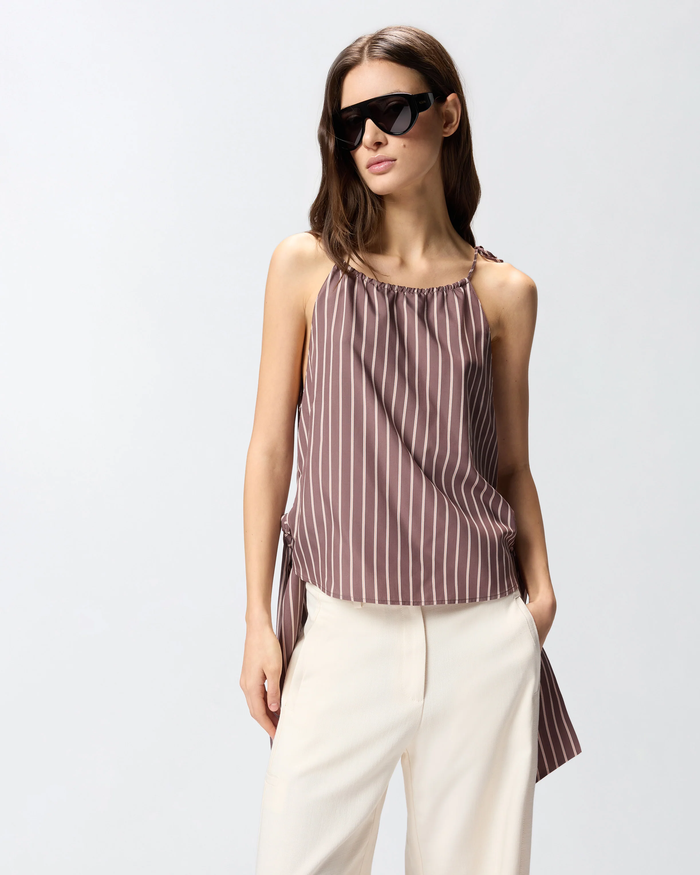 Top a righe con spalline sottili e fiocchi