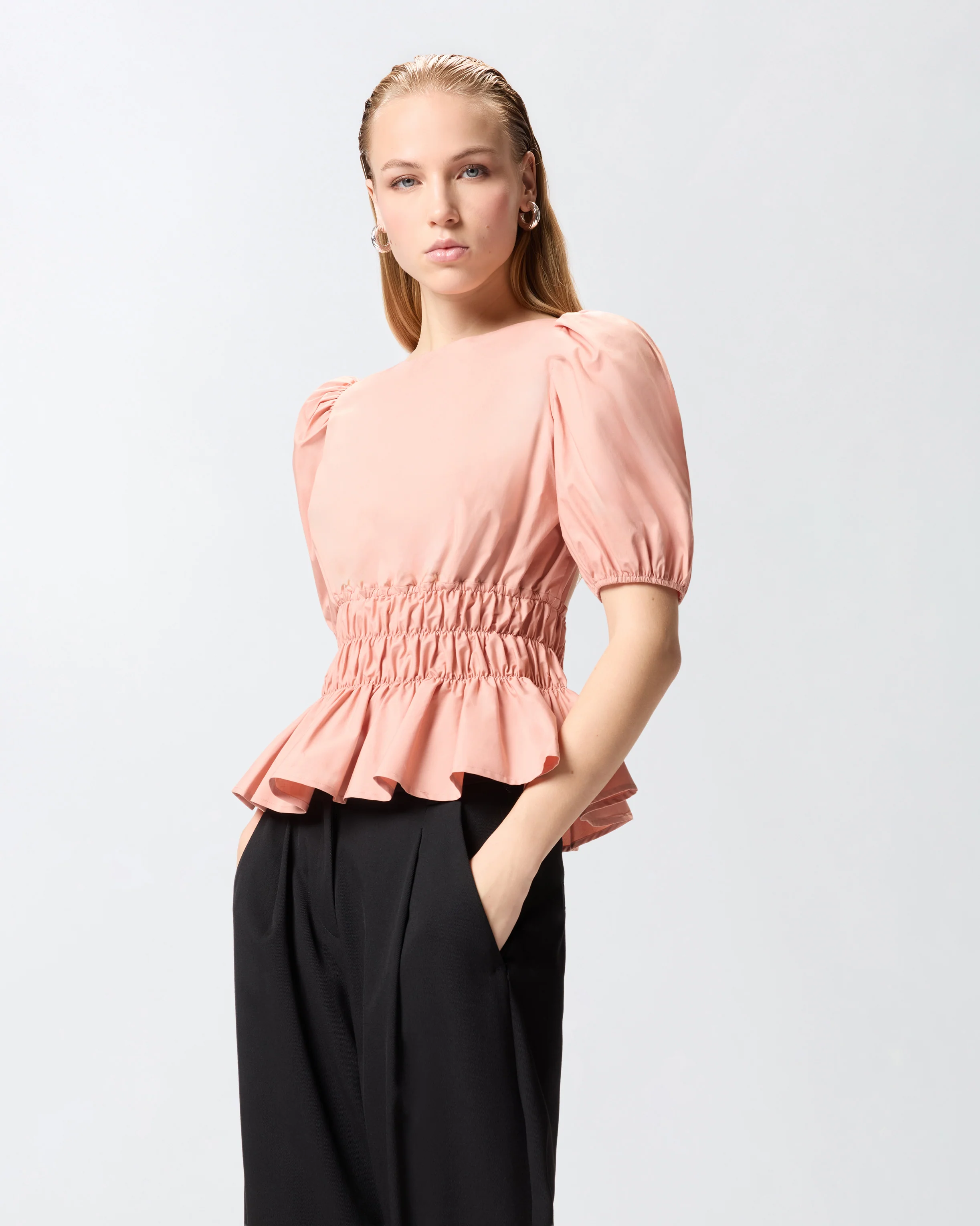 Top cropped con volant e schiena scoperta