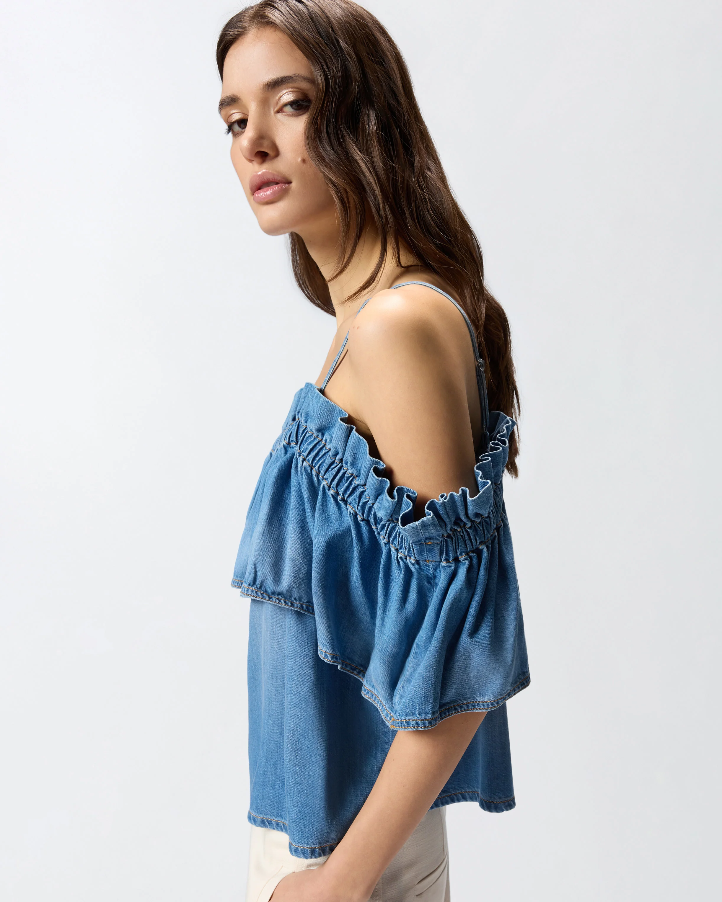 Top in denim con volant e spalle scoperte - Image 4